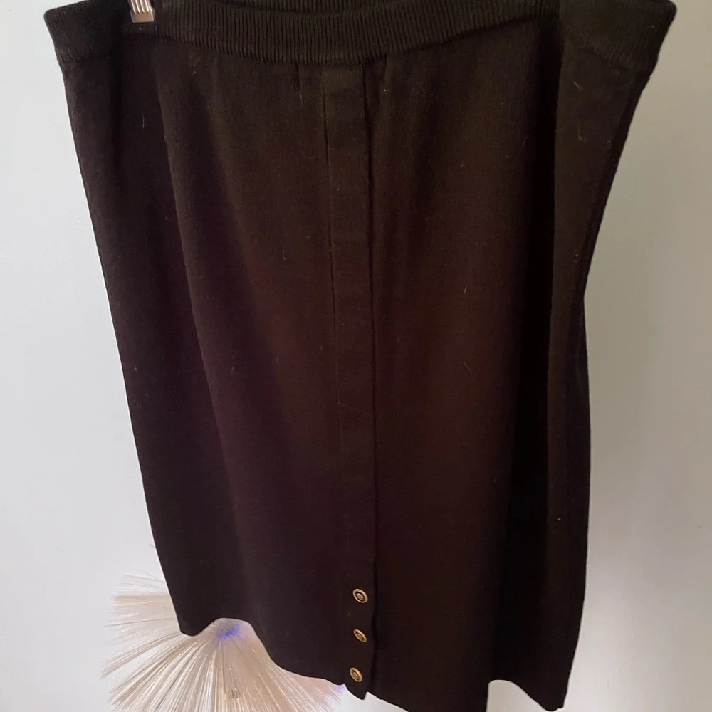 Elegant Black Skirt with 3 gold buttons at the bottom.  Size Large - Picture 3 of 6